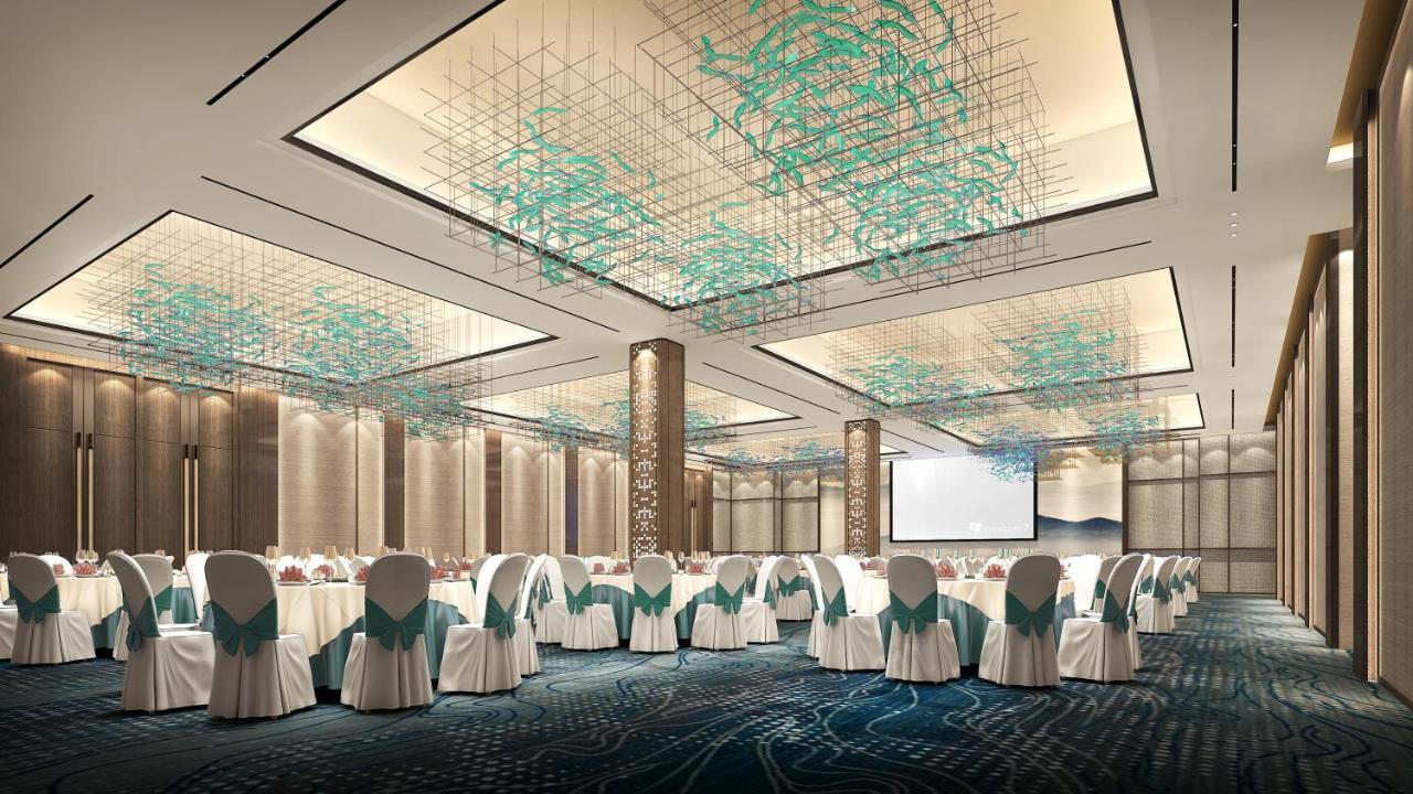 Howard Johnson Plaza By Wyndham Blue Bay Сиануквиль Экстерьер фото